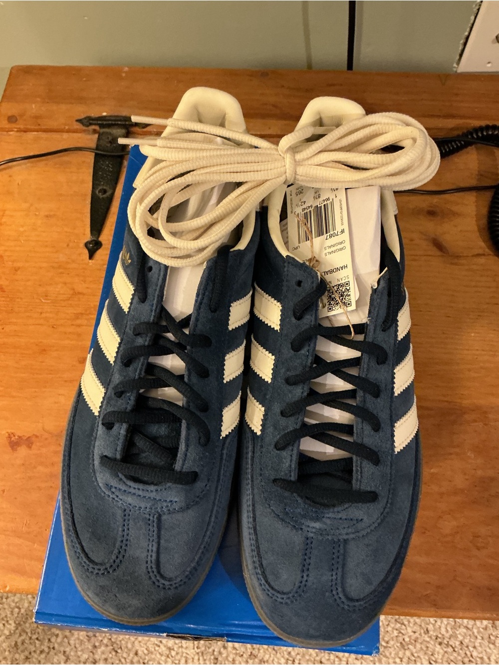 adidas handball Spezial Navy Suede Sneakers. IF7087 men’s 10.5 women’s 11.5